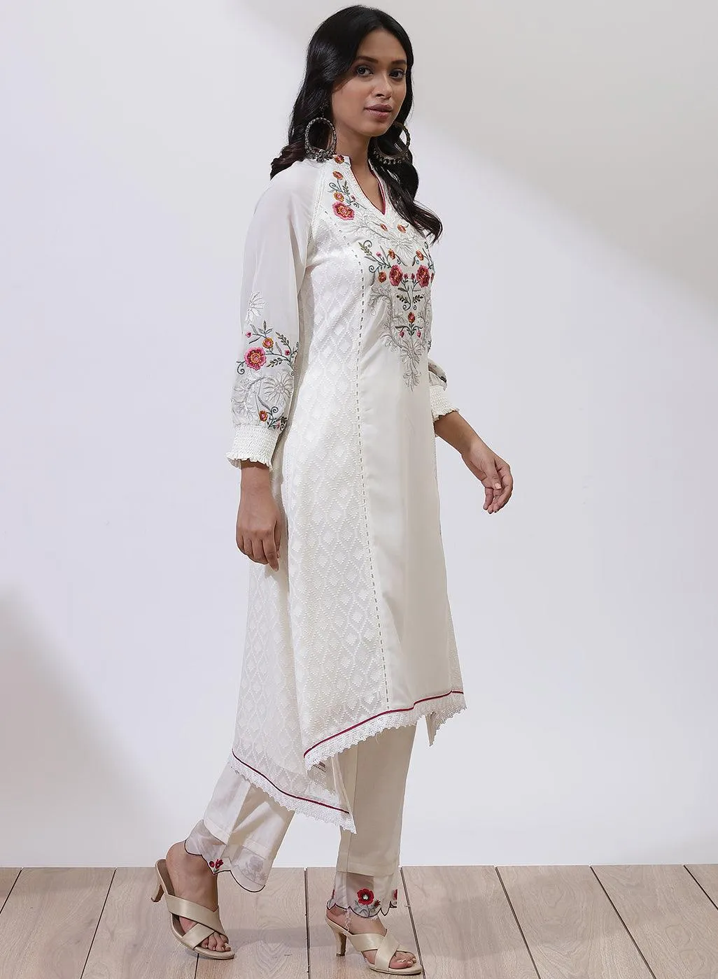 Ivory Kurta With Intricate Embroidery